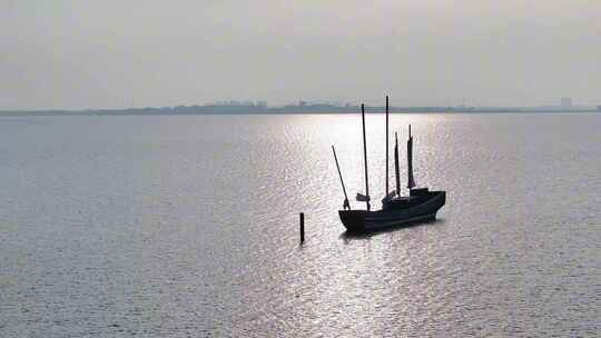 航拍太湖夕阳渔船