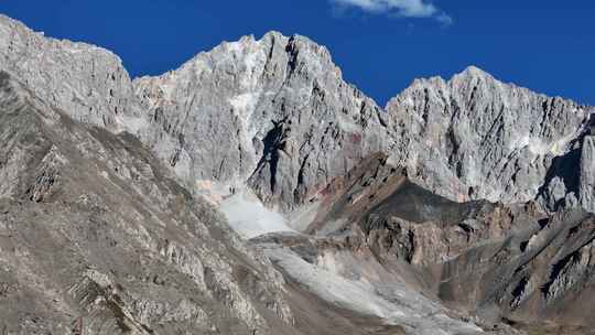 四川省甘孜县与白玉县交界的山峰卓达拉山