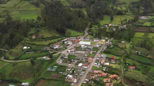 飞越村庄的安第斯小山村的鸟瞰图