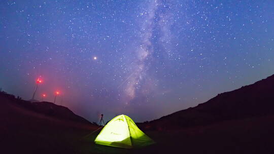 夏天山顶星空下的帐篷4k拍摄