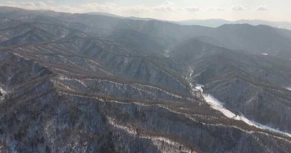 日落时分的雪后群山壮美景观