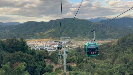 山间缆车俯瞰山林城镇风光全景