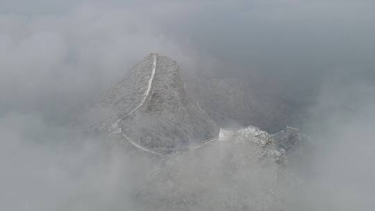 航拍雪后的怀柔箭扣长城