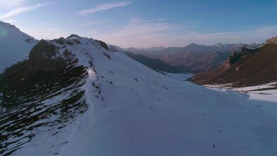 冬季白雪覆盖的山