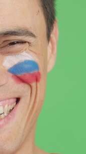 脸上画着俄罗斯国旗微笑的人