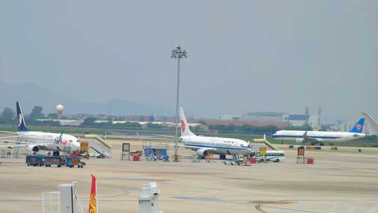 厦门高崎国际机场停机坪上的航空公司航班