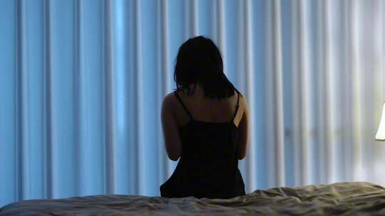 女生卧室孤独压抑焦虑哭泣