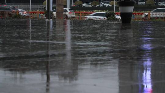 雨天湿漉漉的城市街道