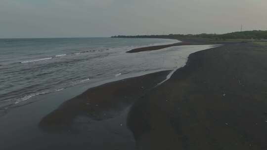 原创 印尼外南梦火山灰黑沙滩海滨风光航拍
