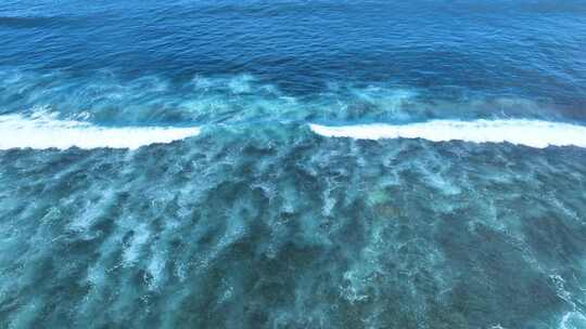 航拍下巴厘岛清澈的海水与海浪视频素材模板下载