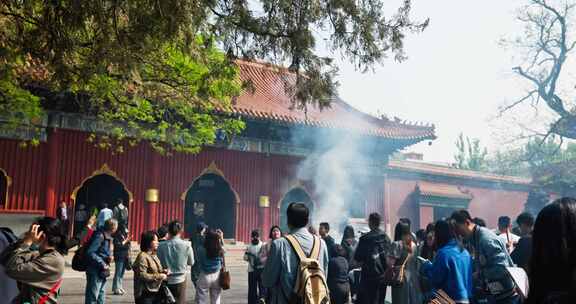 北京雍和宫雍和门烧香祈福