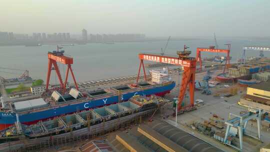 南京市鼓楼区中国长航船舶重工金陵船厂航拍视频素材模板下载
