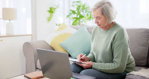 笔记本电脑、写作和投资文件与一位老妇人在