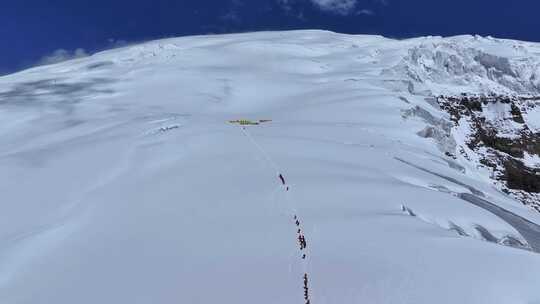 航拍冰川之父慕士塔格峰雪山的登山队