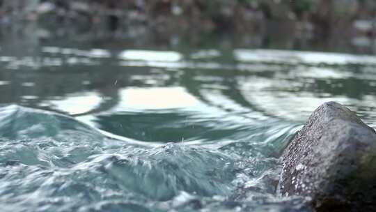 顺流而下的河水