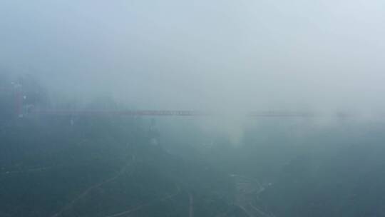 航拍雨雾中的矮寨大桥和德夯大峡谷风光