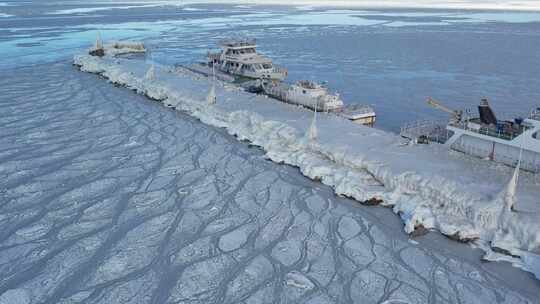 青海海南青海湖冰面船只航拍视频