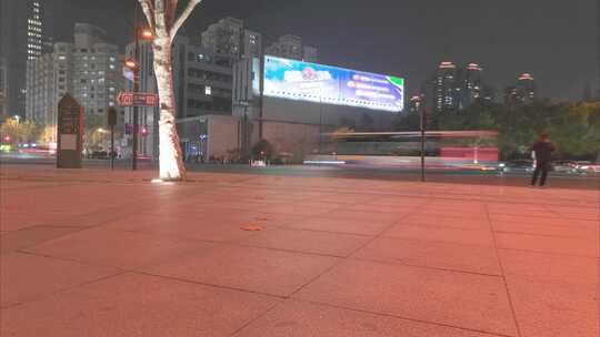 上海浦东新区世纪大道陆家嘴夜晚人流车流夜视频素材模板下载
