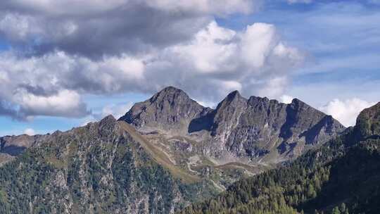 高山山脉云雾流动