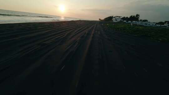 危地马拉蒙特里科海滩火山沙滩上的低空。FPV