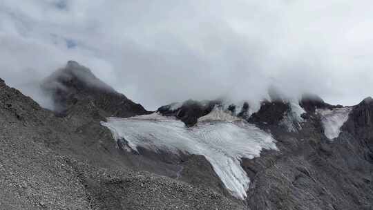 航拍云雾中的四川横断山脉乌库楚雪山风光