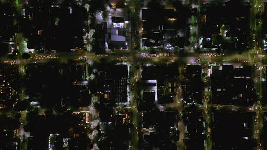 夜间城市街道的鸟瞰