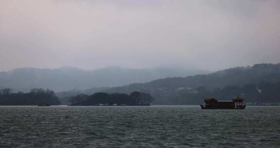 江南烟雨西湖游船慢镜头