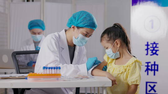 医生给小女孩打疫苗