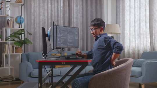亚洲男孩程序员在创建软件工程师开发应用程序时背痛视频素材模板下载
