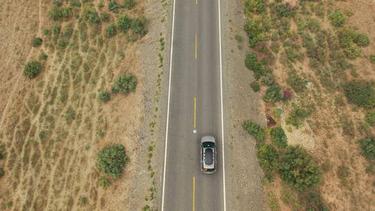 新疆塔克拉玛干沙漠戈壁公路汽车行驶视频素材模板下载