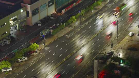 夜晚雨中车流