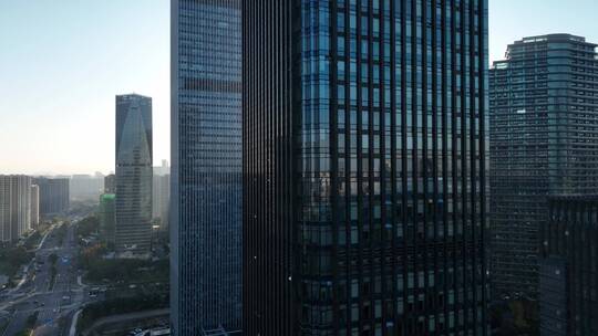 阳光穿过现代城市写字楼摩天大楼视频素材模板下载