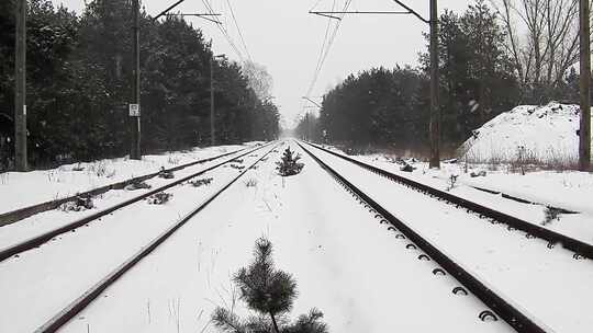 被大雪覆盖的火车轨道视频素材模板下载