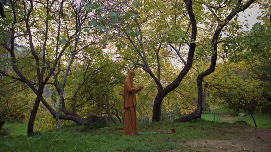 女人在树林里虔诚祈祷