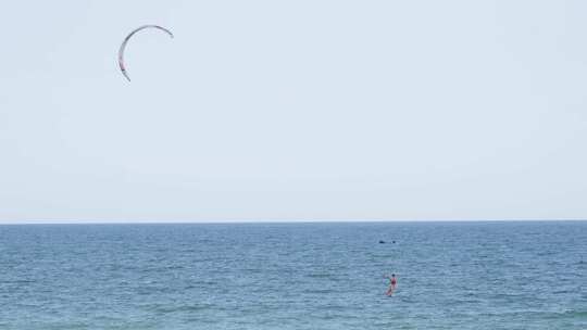4K拍摄海南万宁游客滑翔伞冲浪高清在线视频素材下载
