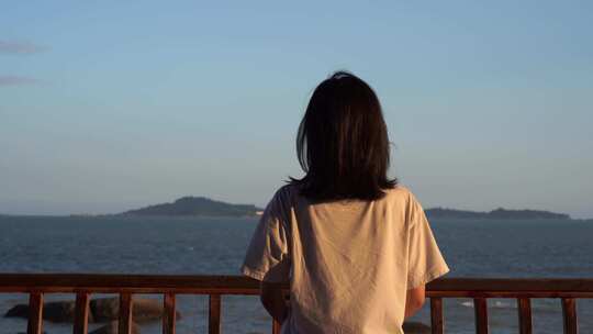 女孩站在海边看海一个人看风景风光女性背影视频素材模板下载