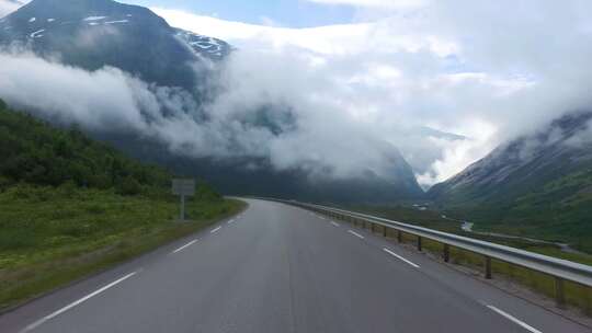 在挪威的路上开车