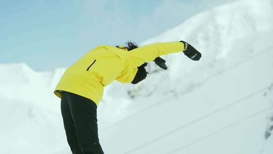 女人在雪地上弯腰