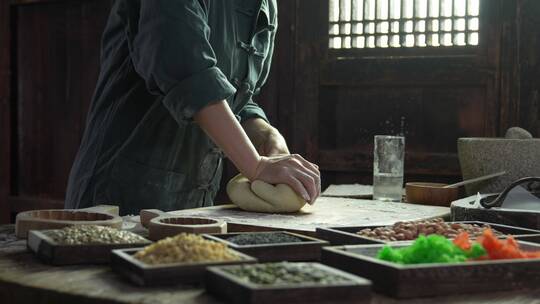 制作月饼过程中烘焙师和面