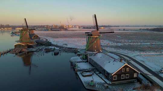 Zaanse Schans风车村的木制风力磨坊在冬季与雪景雪