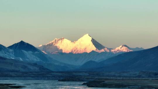 西藏珠穆朗玛峰日照金山长焦航拍