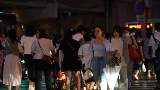 北京夜晚雨后街道车流人流