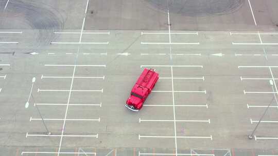 航拍空地上的旧消防车