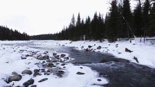 航拍新疆冬季喀纳斯神仙湾晨雾雪山森林冰河