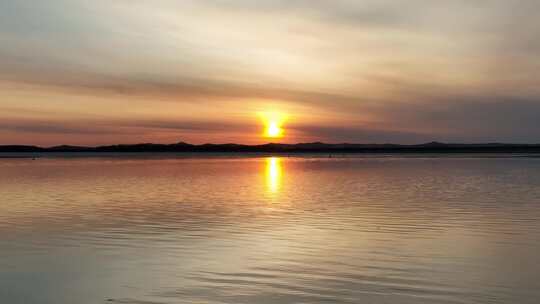 湖水天空夕阳晚霞