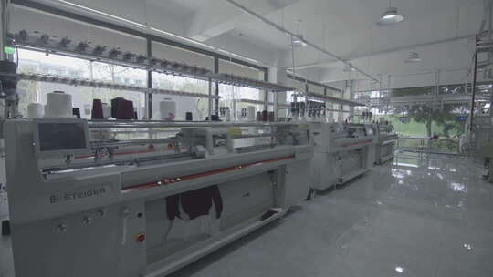 羊绒生产清河羊绒工厂车间内的织布机设备