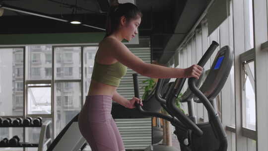 美女健身房锻炼身体跑步机运动视频素材模板下载