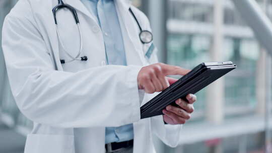 医生、平板电脑和步行在医院进行医疗保健，视频素材模板下载