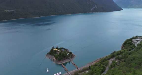 西藏林芝地区巴松错村庄神湖春色高空航拍