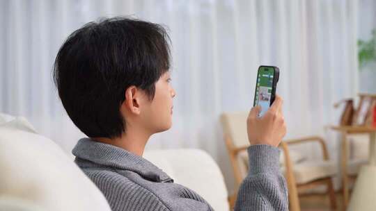 男子居家玩手机
